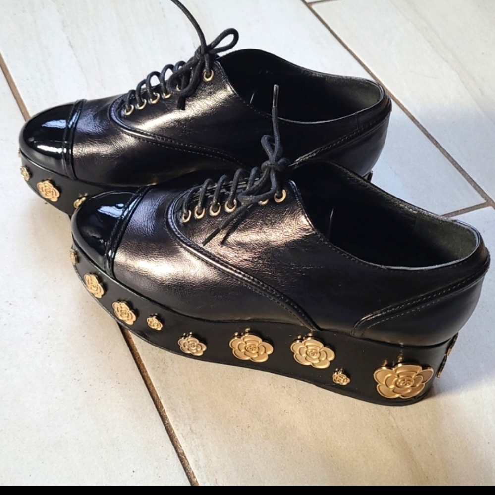 CHANEL Lace Up Oxford Camelia Wedges - Picture 5 of 16